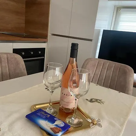 M&m Center With Free Parking דירה